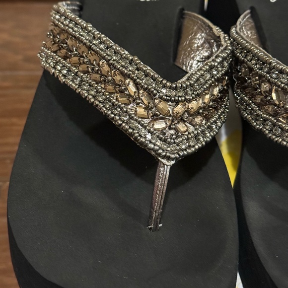 Yellow Box Women's Black and Gold Sandals New - Picture 3 of 8